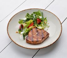Стейк из тунца с овощами и соусом цитронет