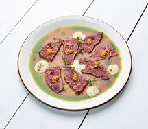 Татаки из мраморной говядины с трюфельным айоли и зерновой горчицей