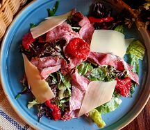 Салат с ростбифом