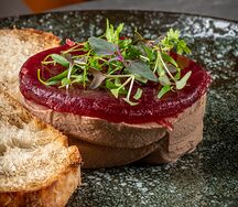 Нежный паштет из куриной печени с мармеладом из вишни