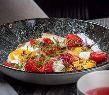 Глазунья из трех яиц с козьим сыром, томатами и соусом песто