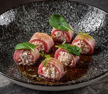 Рулетики из тунца со снежным крабом и соусом апельсиновый понзу