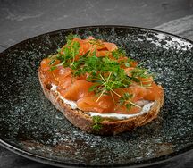 Брускетта с лососем, сливочным сыром и эстрагоном