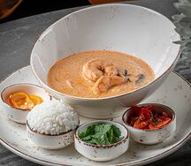 Том ям на кокосовом молоке с маринованными черри и рисом