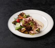 Салат с ростбифом и овощным соте, приправленный авторской заправкой