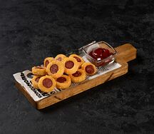 Хрустящая закуска из сыра, острых колбасок и соуса BBQ