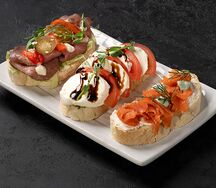 Ассорти из брускетт (моцарелла, лосось, ростбиф)