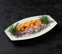 Малосольная сельдь с отварным картофелем и красным луком