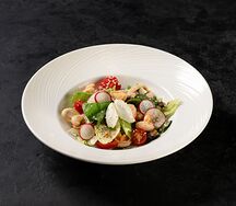 Салат из овощей и хрустящего айсберга с морепродуктами в азиатском стиле