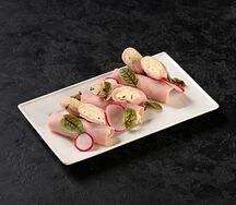 Рулетики из ветчины с пряным сырным муссом