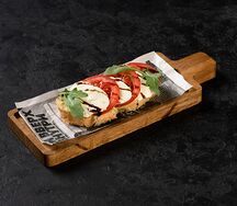 Брускетта с моцареллой