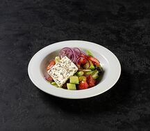 Греческий салат с сыром Фета, приправленный соусом Песто