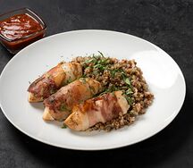 Куриная грудка в беконе с томленой гречкой