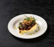 Томленые говяжьи щечки в соусе демиглас с картофельным пюре