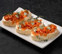 Брускетта Пушка-ракета с лососем 