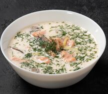 Сливочная уха с лососем и грибами