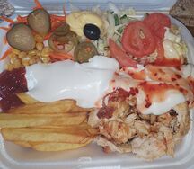 Фирменная двойная шаверма на тарелке