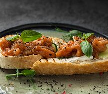 Брускетта с лососем и творожным сыром