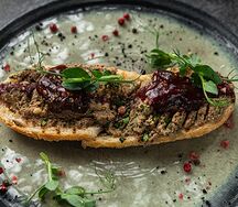Брускетта с паштетом и вишневым соусом