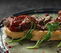 Брускетта с ростбифом и муссом вителло