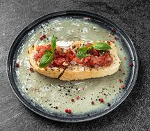 Брускетта с конкассе из томатов