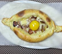 Хачапури по-аджарски с беконом