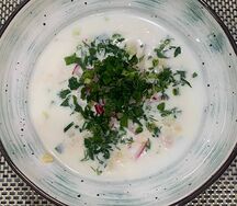 Окрошка с копчёной куриной грудкой 