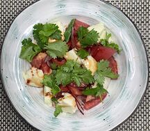 Салат с розовыми томатами и сыром сулугуни