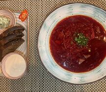 Борщ с гренками и салом