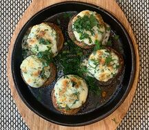 Запечённые шампиньоны с сыром и зеленью
