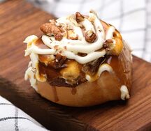 Булочка с корицей и соленой карамелью