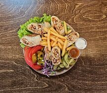 Шаурма с говядиной на тарелке