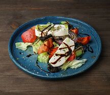 Овощной салат с сыром фета