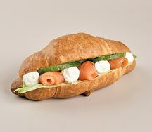 Круассан с лососем