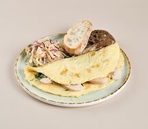 Омлет с куриной грудкой и зеленью