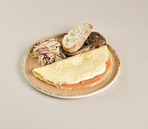 Омлет с лососем и сливочным сыром