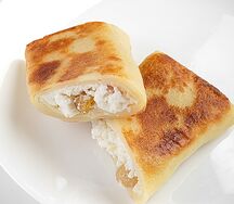 Блин с творогом и изюмом