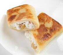 Блин с творогом и изюмом