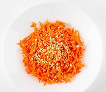 Морковь по-корейски с арахисом