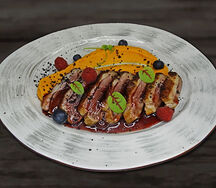 Утиное филе с пюре из батата с соусом порто