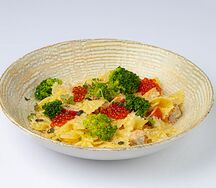 Фарфалле с лососем и брокколи