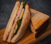 Сэндвич с европейскими сырами и ветчиной