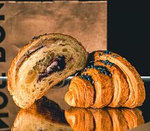 Круассан с черникой