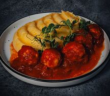 Мятый картофель с митболами в томатном соусе