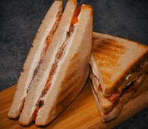 Сэндвич с атлантическим лососем и свежим огурцом 