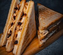 Сэндвич с копченым цыпленком и вялеными томатами