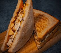 Сэндвич Фирменный с пышным омлетом и цыпленком