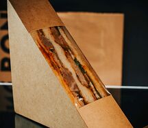 Сэндвич сочный мясной с соусом барбекю