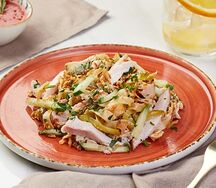 Салат с копчёной курицей и блинами 