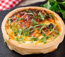 Киш с семгой и шпинатом